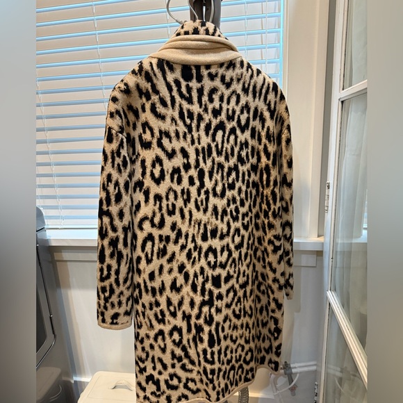 J.Crew midweight sweater jacket in leopard print. - Picture 4 of 4